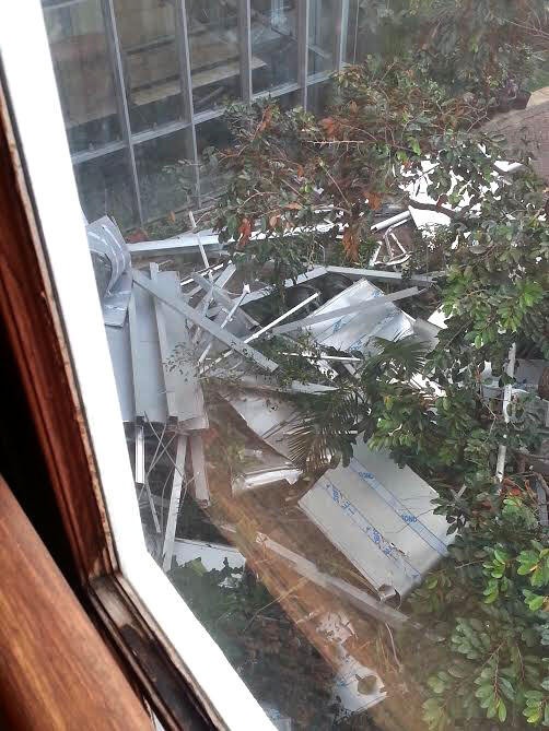 [KONTRUKSI] Fasad Roboh, Ahok Bersyukur Masih Dilindungi Tuhan