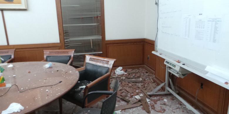 [KONTRUKSI] Fasad Roboh, Ahok Bersyukur Masih Dilindungi Tuhan