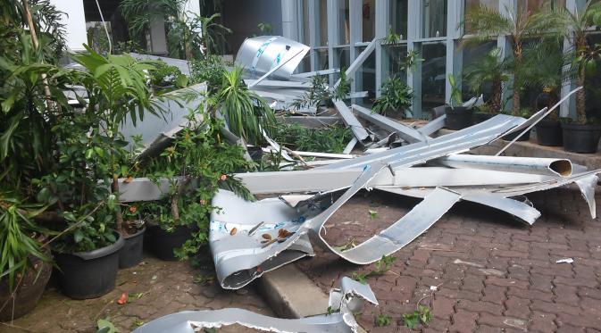 [KONTRUKSI] Fasad Roboh, Ahok Bersyukur Masih Dilindungi Tuhan