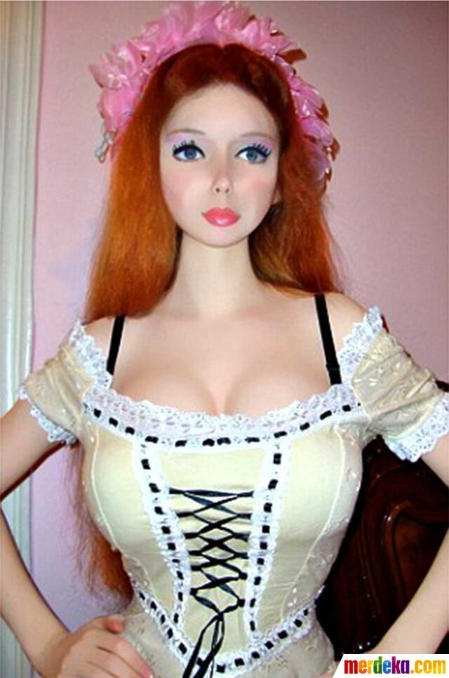 Ini gadis seksi asal Ukraina yang mirip boneka Barbie