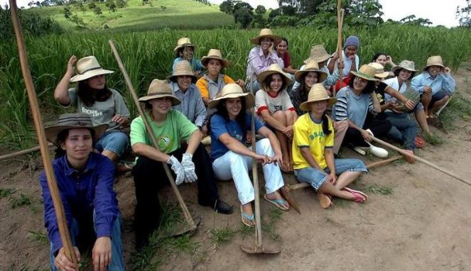 Agan Agan Pengen Dikejar kejar wanita sekampung, masuk ajah kesini