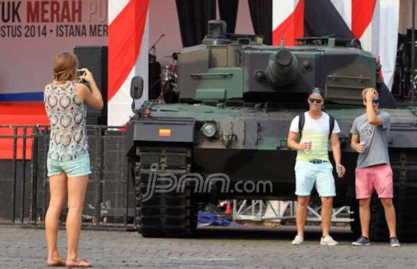 Kesempatan Langka Naik Tank Leopard dan Foto Panser Anoa di Monas 