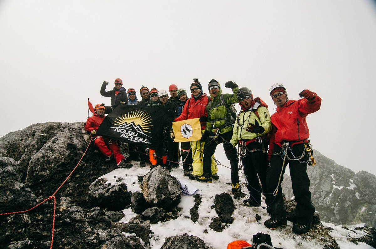 Pengibaran Merah Putih di Puncak Carstensz by PTFI dan Mahitala 