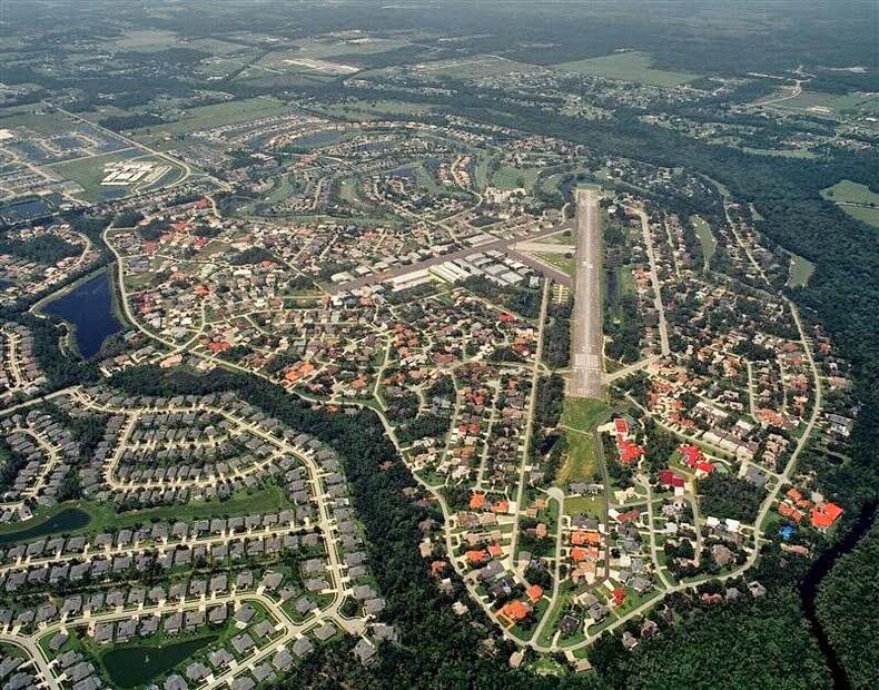 Keren, Setiap Rumah Penduduk di Kawasan ini Memiliki Pesawat Pribadi