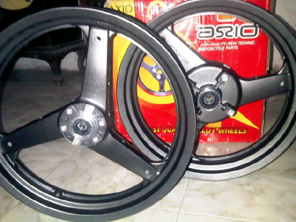 Terjual jual velg axio hitam putih hitam merah cb150 new 