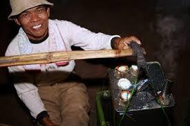 Tukang jualan yang agan gak bakal liat klo pada siang hari,,