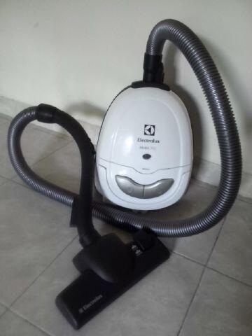 DIJUAL MURAH Vacuum Cleaner Electrolux (ZMO-1510 MobiOne)
