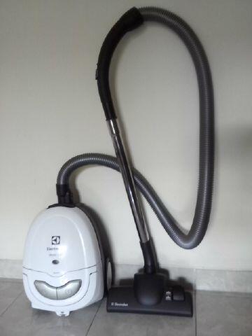 DIJUAL MURAH Vacuum Cleaner Electrolux (ZMO-1510 MobiOne)