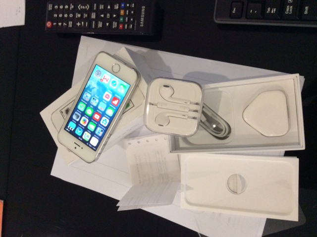 Dijual Iphone 5s 32gb white fullset baru 3 minggu
