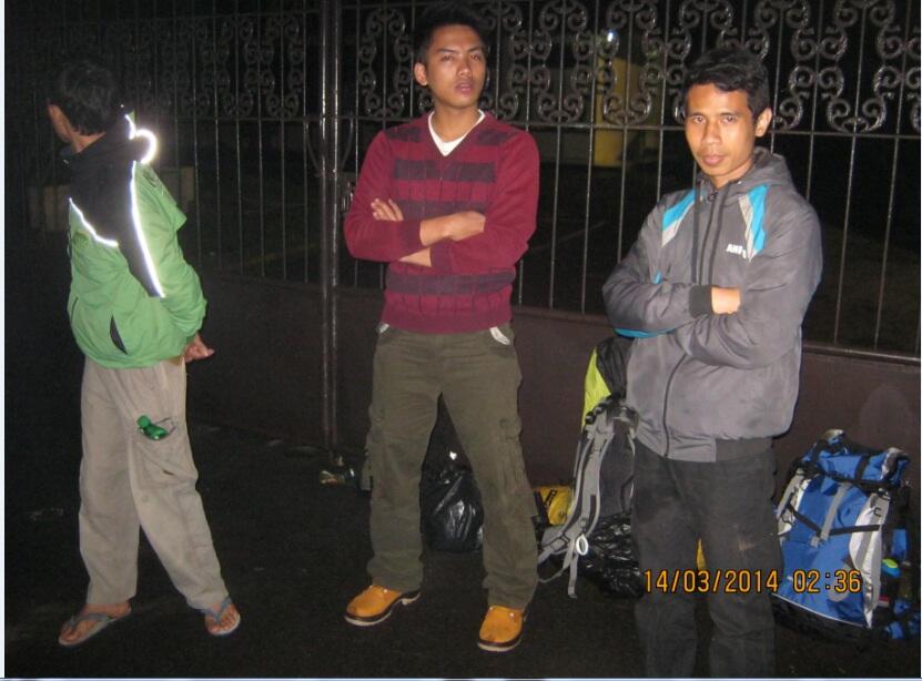 MENDAKI SALAH SATU GUNUNG DI GARUT