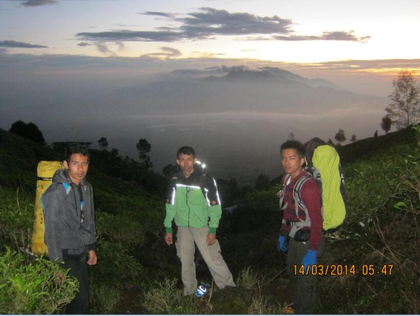 MENDAKI SALAH SATU GUNUNG DI GARUT