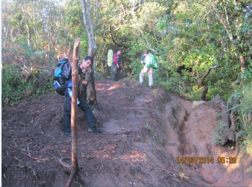 MENDAKI SALAH SATU GUNUNG DI GARUT