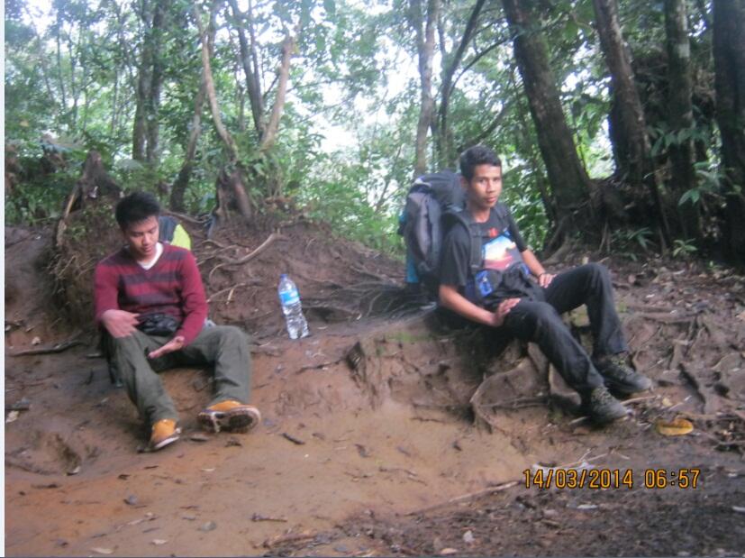MENDAKI SALAH SATU GUNUNG DI GARUT