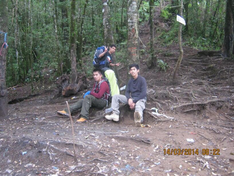 MENDAKI SALAH SATU GUNUNG DI GARUT