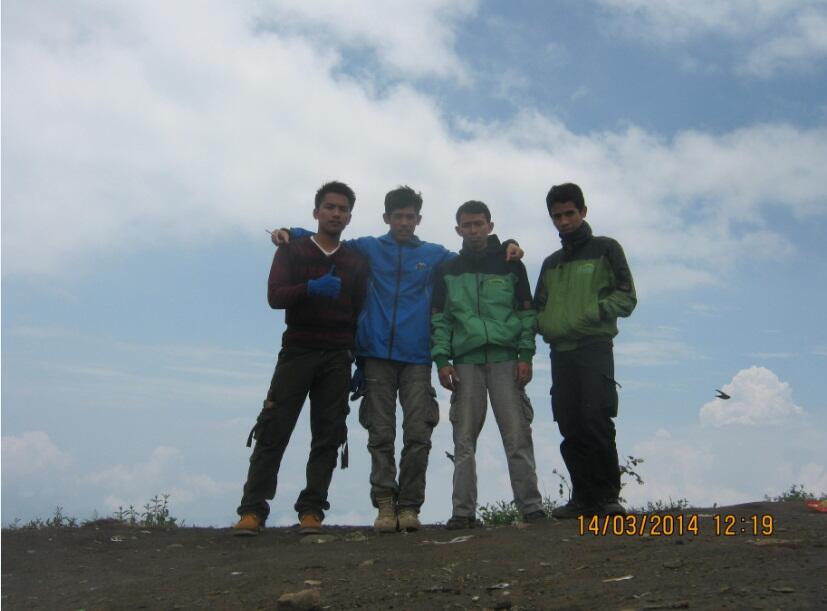 MENDAKI SALAH SATU GUNUNG DI GARUT