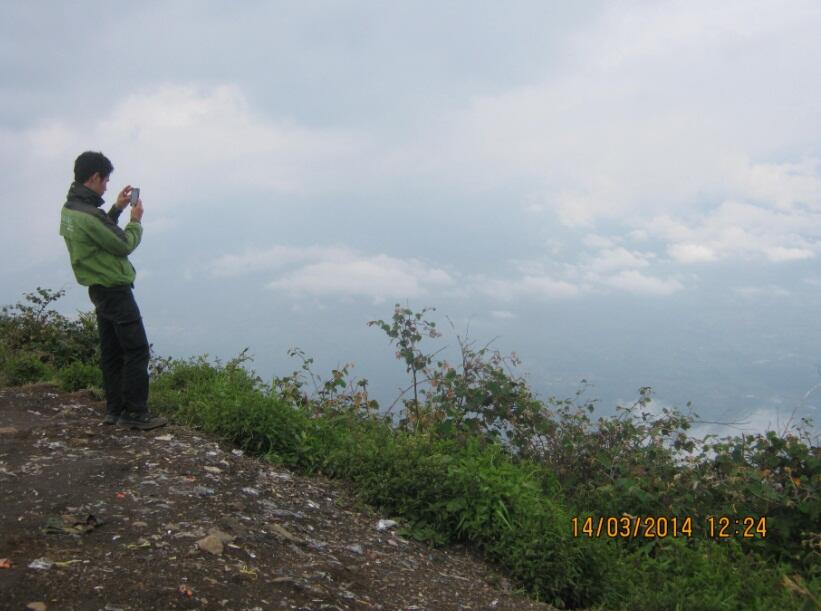 MENDAKI SALAH SATU GUNUNG DI GARUT