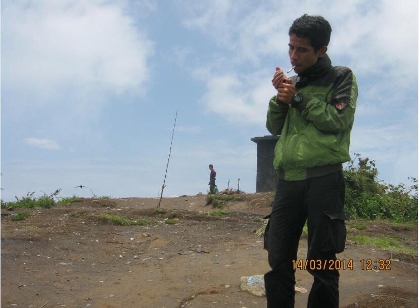 MENDAKI SALAH SATU GUNUNG DI GARUT