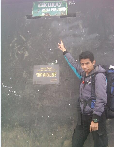 MENDAKI SALAH SATU GUNUNG DI GARUT