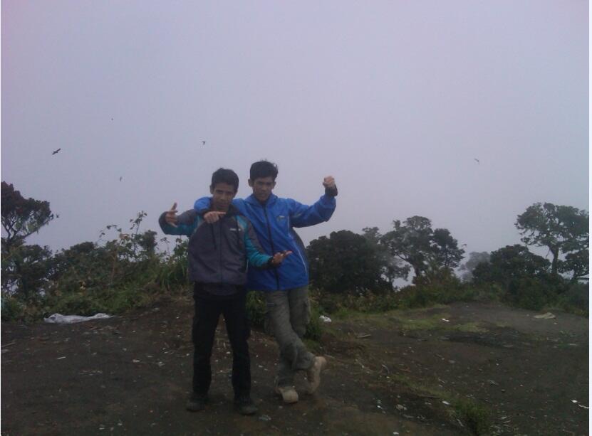 MENDAKI SALAH SATU GUNUNG DI GARUT