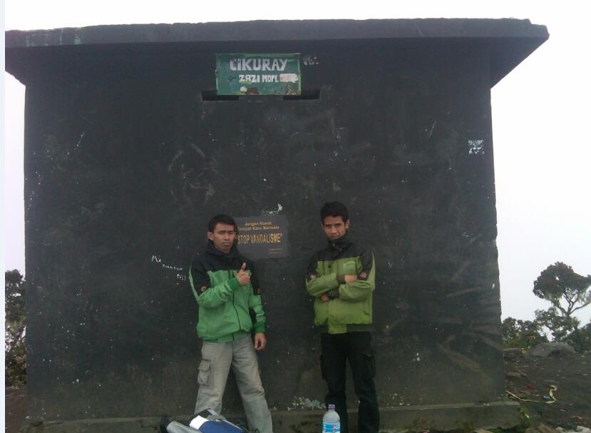 MENDAKI SALAH SATU GUNUNG DI GARUT