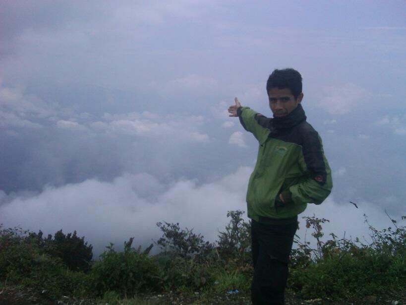MENDAKI SALAH SATU GUNUNG DI GARUT
