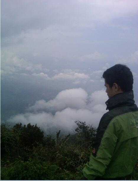 MENDAKI SALAH SATU GUNUNG DI GARUT