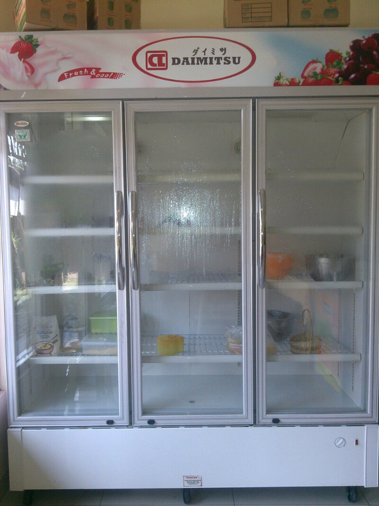 Jual Show Case 3 pintu