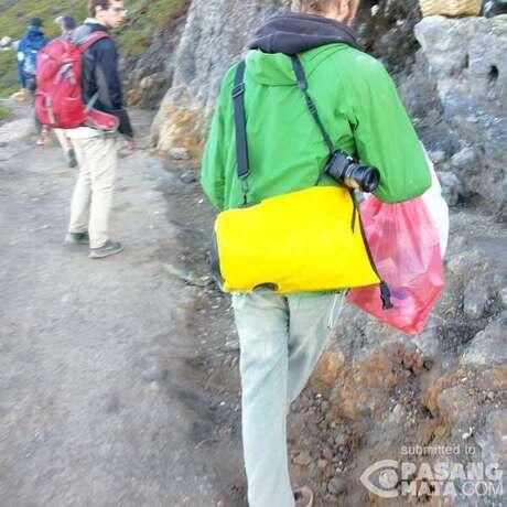 Layak Ditiru! Bule Prancis ini Punguti Sampah Berserakan di Kawah Ijen