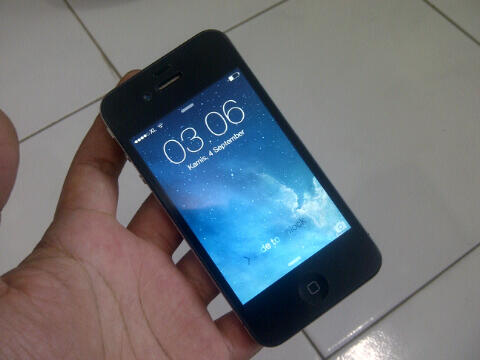 Apple iPhone 4 Black 8GB resmi SES Malang Kota