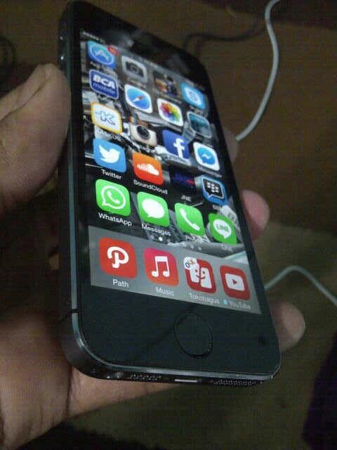 Iphone 5s 32Gb Grey Mulus gila banyak bonus murah