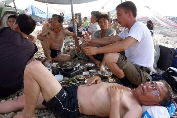 Rakyat Korut Juga bisa enjoy dipantai, cuma pantainya ga cocok buat rekreasi