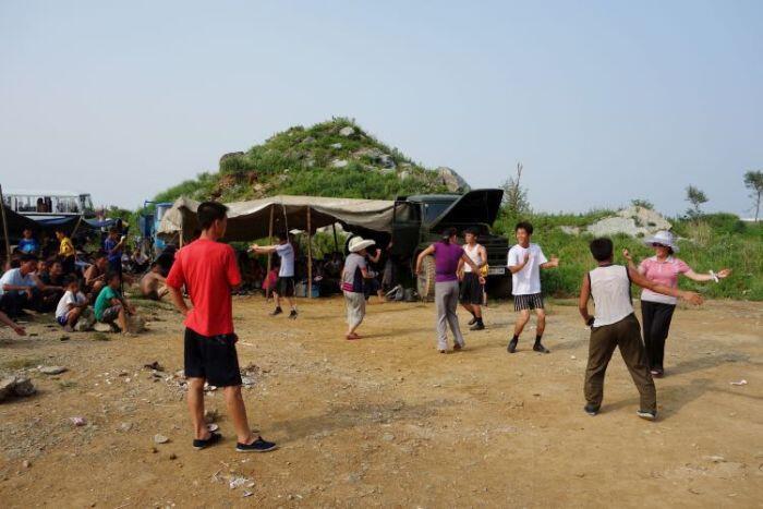Rakyat Korut Juga bisa enjoy dipantai, cuma pantainya ga cocok buat rekreasi