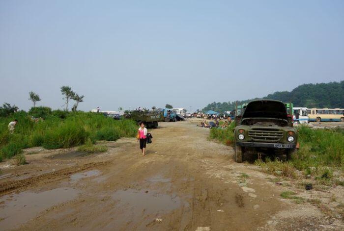 Rakyat Korut Juga bisa enjoy dipantai, cuma pantainya ga cocok buat rekreasi