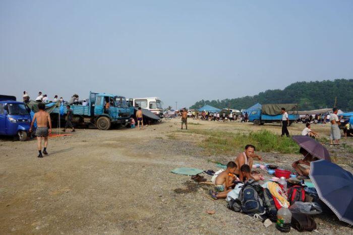 Rakyat Korut Juga bisa enjoy dipantai, cuma pantainya ga cocok buat rekreasi