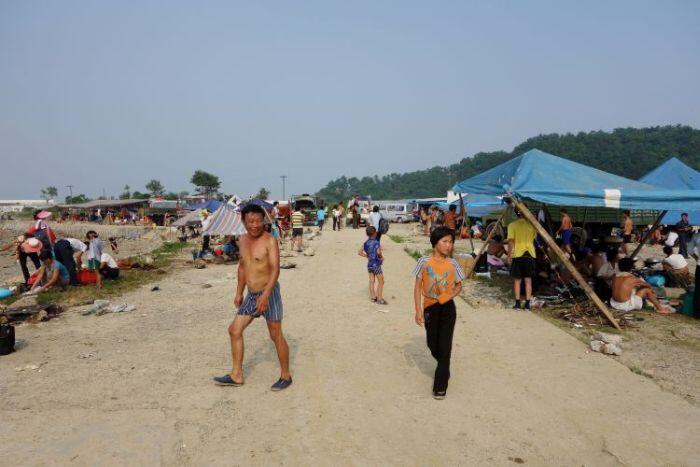 Rakyat Korut Juga bisa enjoy dipantai, cuma pantainya ga cocok buat rekreasi