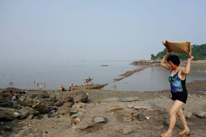 Rakyat Korut Juga bisa enjoy dipantai, cuma pantainya ga cocok buat rekreasi