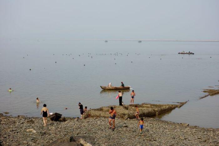 Rakyat Korut Juga bisa enjoy dipantai, cuma pantainya ga cocok buat rekreasi