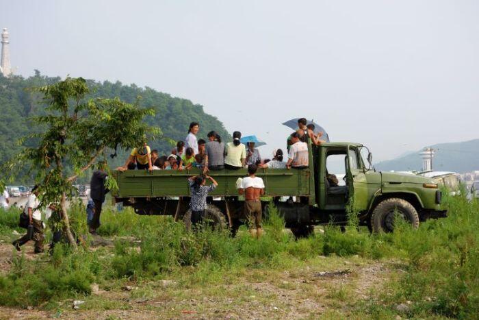Rakyat Korut Juga bisa enjoy dipantai, cuma pantainya ga cocok buat rekreasi