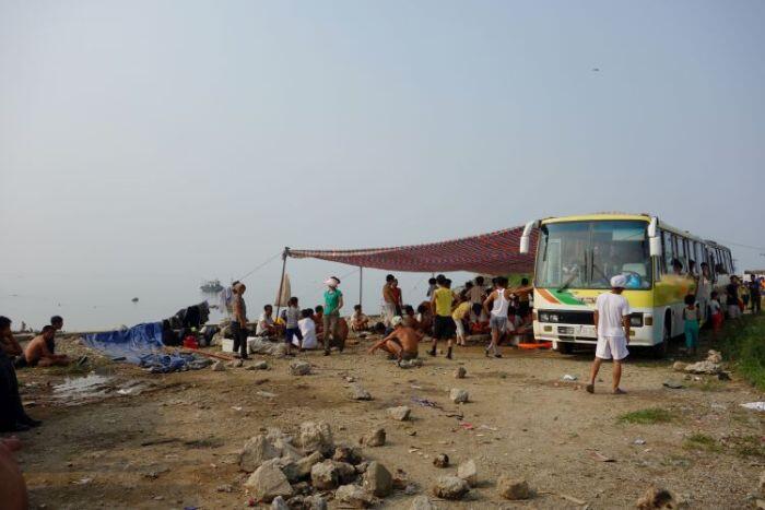 Rakyat Korut Juga bisa enjoy dipantai, cuma pantainya ga cocok buat rekreasi