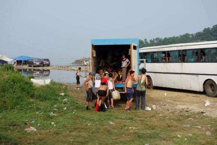 Rakyat Korut Juga bisa enjoy dipantai, cuma pantainya ga cocok buat rekreasi