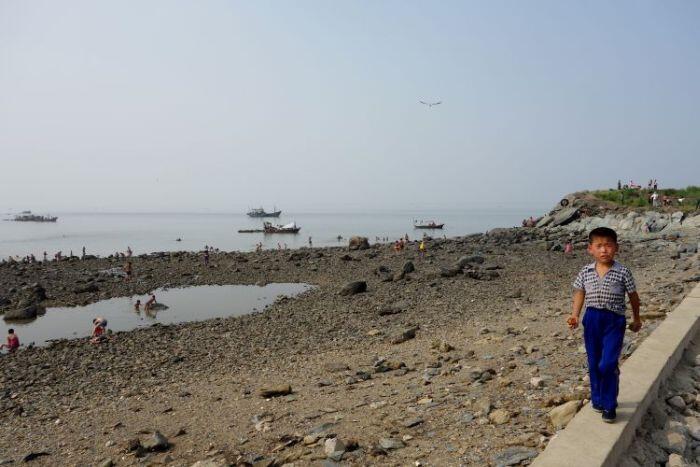 Rakyat Korut Juga bisa enjoy dipantai, cuma pantainya ga cocok buat rekreasi