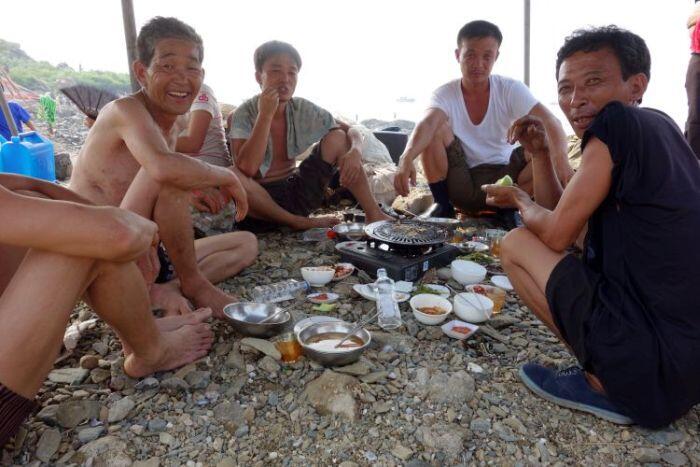 Rakyat Korut Juga bisa enjoy dipantai, cuma pantainya ga cocok buat rekreasi