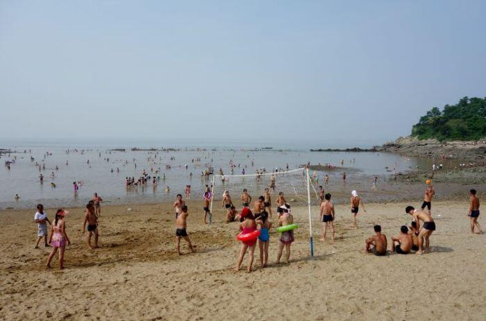 Rakyat Korut Juga bisa enjoy dipantai, cuma pantainya ga cocok buat rekreasi
