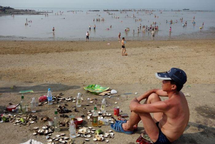 Rakyat Korut Juga bisa enjoy dipantai, cuma pantainya ga cocok buat rekreasi