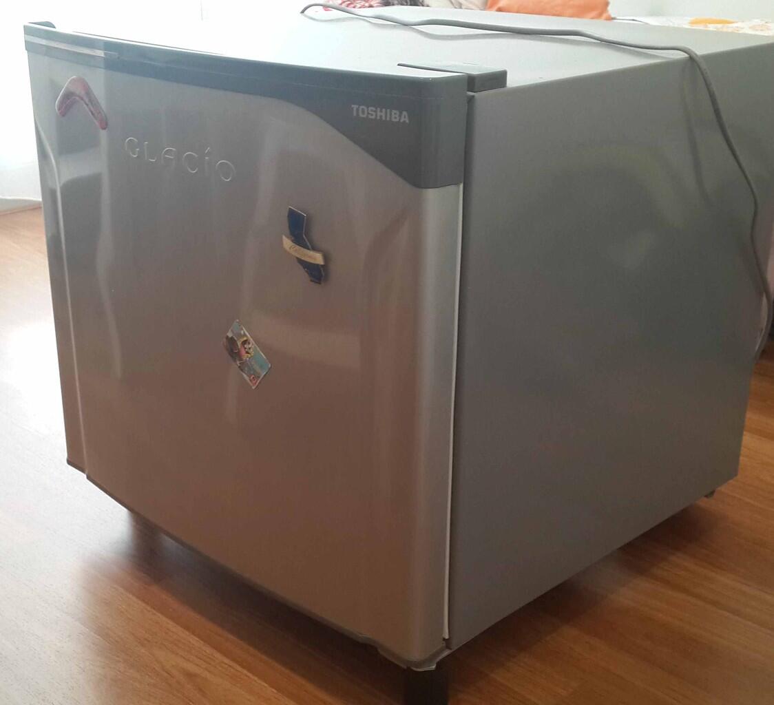 Kulkas Minibar Toshiba GR-N9P Mulus & Murah
