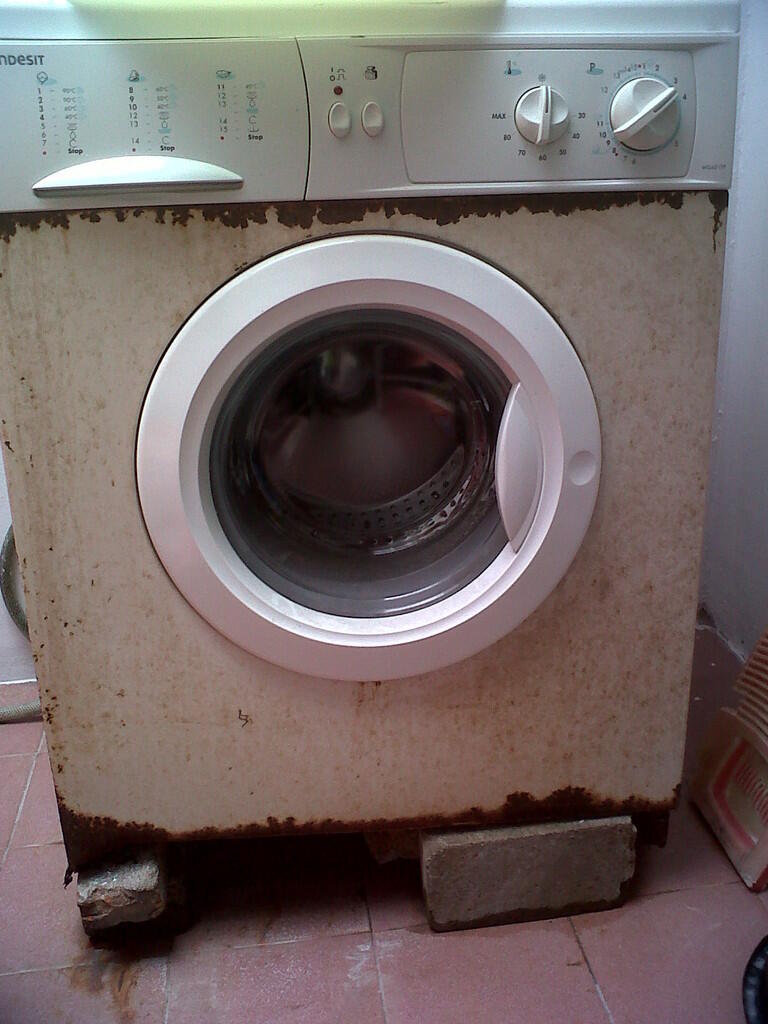 Mesin Cuci front load Indesit