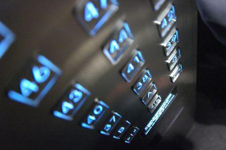 Tips Jika Terjebak di Dalam Lift