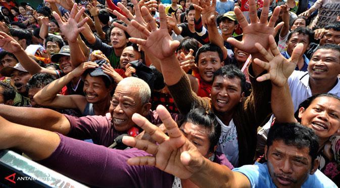 PENGGUNAAN HELM YG TIDAK PADA TEMPATNYA