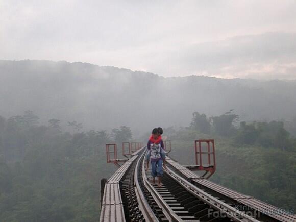 Jembatan Kereta Api bukanlah Jembatan Pejalan Kaki. (foto: Klinik Fotografi Kompas)