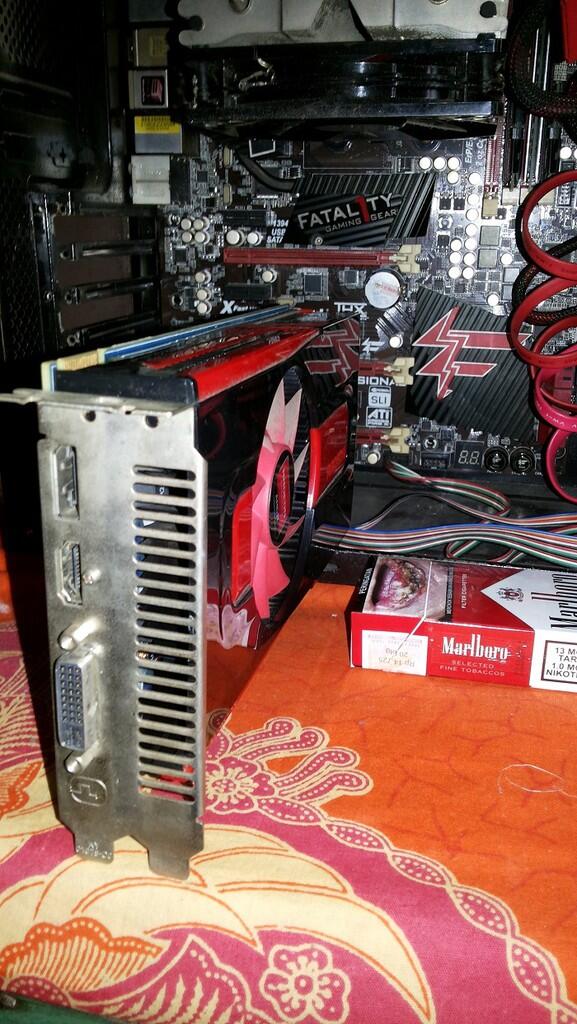 VGA DELL AMD RADEON 2GB 128 BIT DDR 5